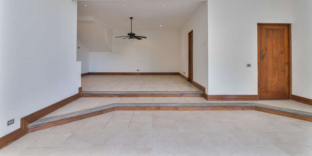 Casa 4 habs en Ciudad Colón - Condominio Jaragua - Jardín y terraza