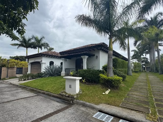 VENTA Y ALQUILER DE CASA EN VISTA VERDE DE UN NIVEL - LINDORA