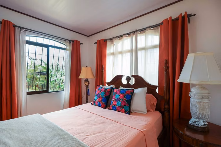 Venta de dos casas en amplio terreno en Escazú - Imagen 12