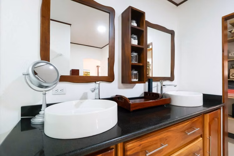 Venta de dos casas en amplio terreno en Escazú - Imagen 15