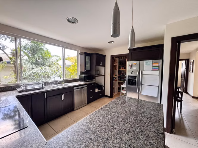 VENTA DE CASA EN CONDOMINIO BRISAS DEL BOSQUE ESCAZÚ - Imagen 6