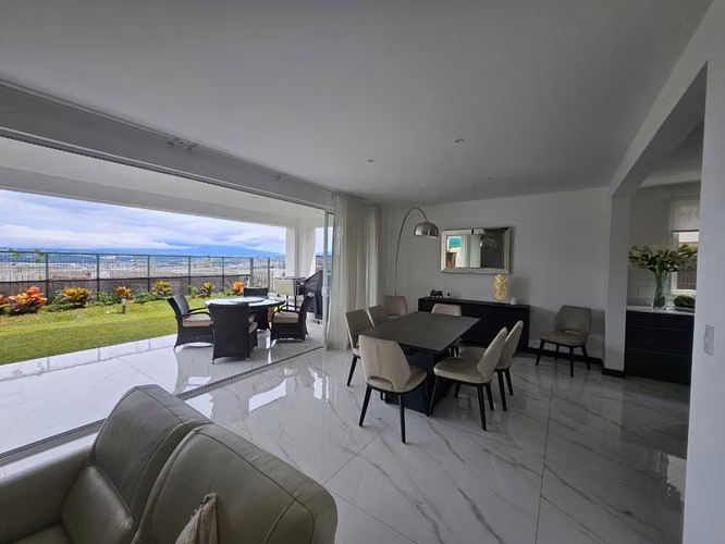 Residencia amueblada en alquiler dentro de Condominio en Escazú