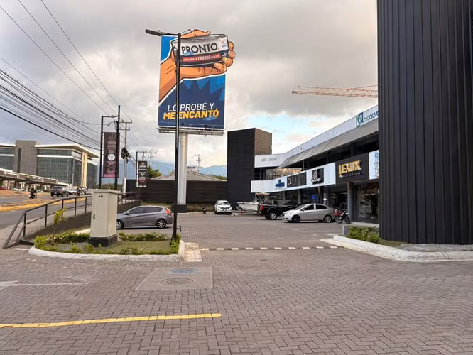 ¡Rebajado! Local Comercial de 121m² en Planta Baja, Lindora, Santa Ana ID26324