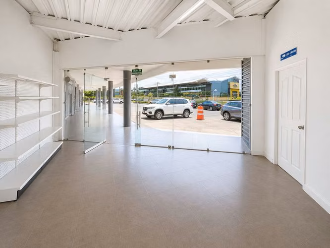 ¡Rebajado! Local Comercial de 121m² en Planta Baja, Lindora, Santa Ana ID26324
