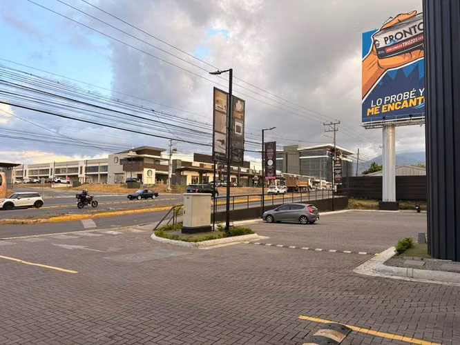 ¡Rebajado! Local Comercial de 121m² en Planta Baja, Lindora, Santa Ana ID26324
