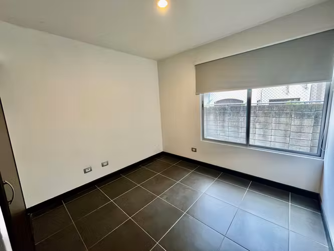 SANTA ANA! MODERNA CASA DE 4 HAB/3.5 BAÑOS/ 2 PARQUEOS - Imagen 14