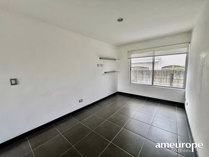 SANTA ANA! MODERNA CASA DE 4 HAB/3.5 BAÑOS/ 2 PARQUEOS - Imagen 11