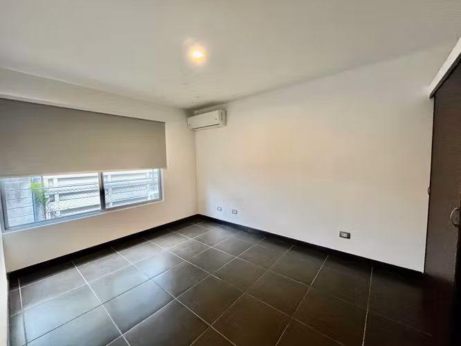 SANTA ANA! MODERNA CASA DE 4 HAB/3.5 BAÑOS/ 2 PARQUEOS - Imagen 12