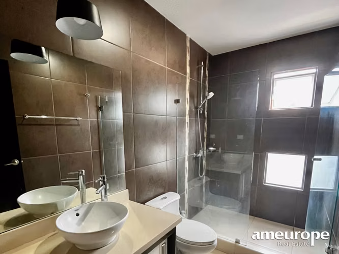 SANTA ANA! MODERNA CASA DE 4 HAB/3.5 BAÑOS/ 2 PARQUEOS - Imagen 9