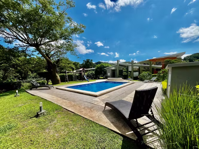 SANTA ANA! MODERNA CASA DE 4 HAB/3.5 BAÑOS/ 2 PARQUEOS - Imagen 16