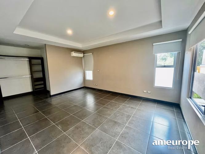 SANTA ANA! MODERNA CASA DE 4 HAB/3.5 BAÑOS/ 2 PARQUEOS - Imagen 8