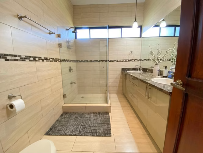 Residencia Exclusiva en Río Oro, Santa Ana | Privacidad y Vista a las Montañas