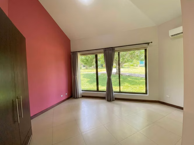 Residencia Exclusiva en Río Oro, Santa Ana | Privacidad y Vista a las Montañas