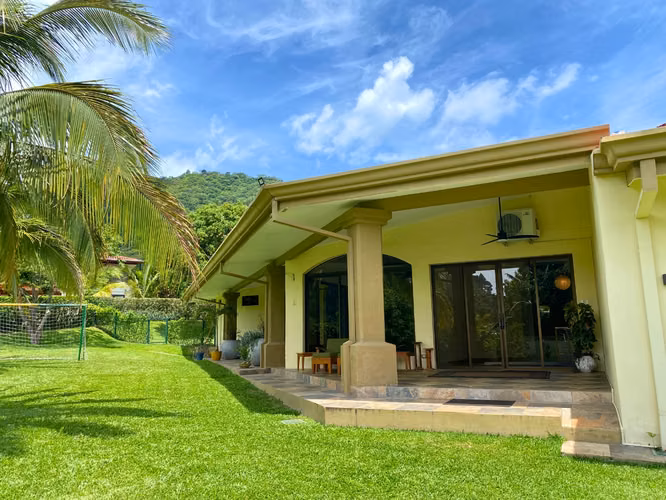Residencia Exclusiva en Río Oro, Santa Ana | Privacidad y Vista a las Montañas