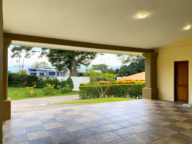 Residencia Exclusiva en Río Oro, Santa Ana | Privacidad y Vista a las Montañas