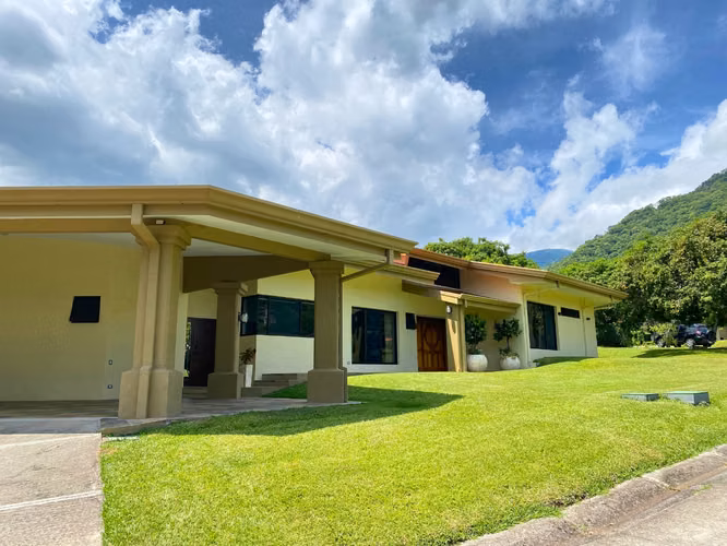 Residencia Exclusiva en Río Oro, Santa Ana | Privacidad y Vista a las Montañas