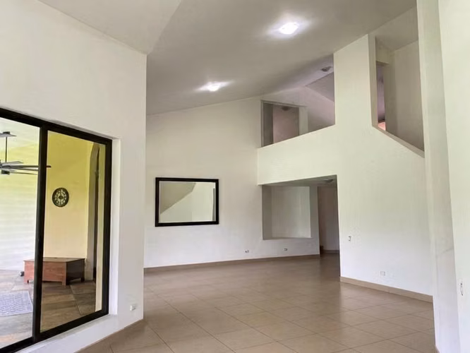 Residencia Exclusiva en Río Oro, Santa Ana | Privacidad y Vista a las Montañas