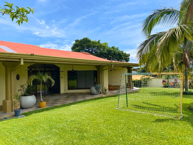 Residencia Exclusiva en Río Oro, Santa Ana | Privacidad y Vista a las Montañas