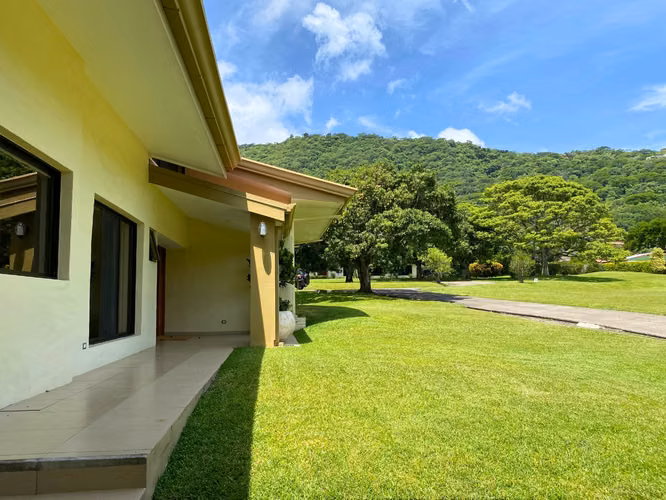 Residencia Exclusiva en Río Oro, Santa Ana | Privacidad y Vista a las Montañas