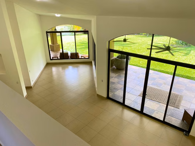 Residencia Exclusiva en Río Oro, Santa Ana | Privacidad y Vista a las Montañas
