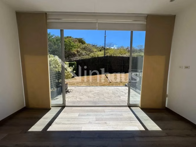 Se vende apartamento de dos habitaciones en Guachipelín, Escazú