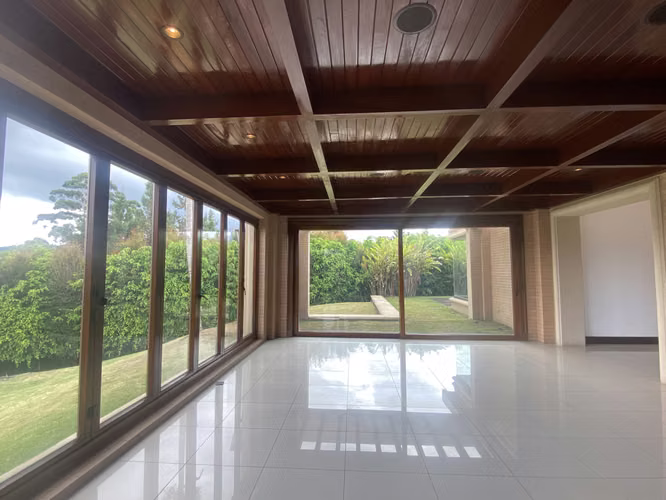 Se vende exclusiva casa de lujo en Monterán con terreno de 2.982m²