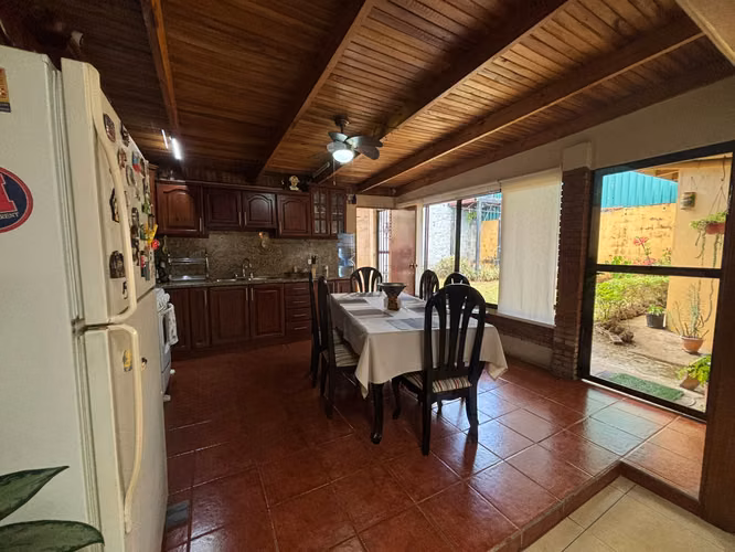 Oportunidad! Casa amplia en Aserrí - excelente precio