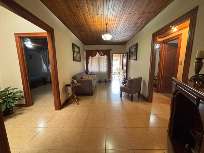 Oportunidad! Casa amplia en Aserrí - excelente precio