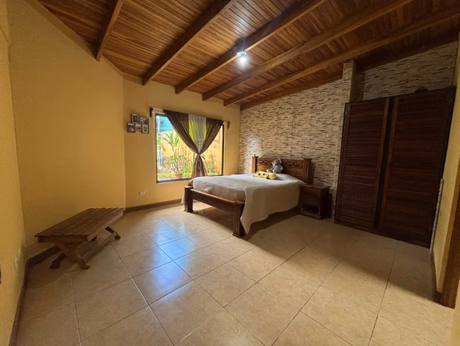Oportunidad! Casa amplia en Aserrí - excelente precio