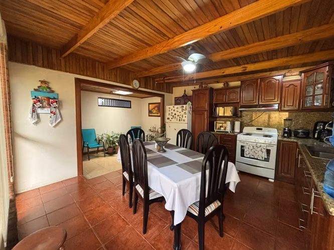 Oportunidad! Casa amplia en Aserrí - excelente precio