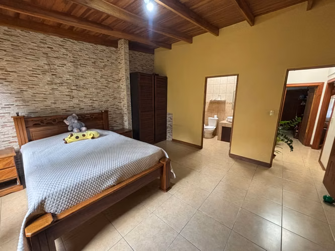 Oportunidad! Casa amplia en Aserrí - excelente precio