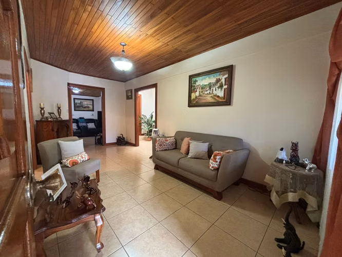 Oportunidad! Casa amplia en Aserrí - excelente precio
