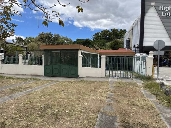 Propiedad Comercial Estratégica Frente a Distrito 4 KFM