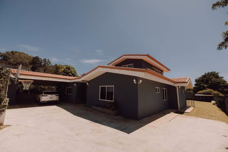 Venta de Casa con amplio terreno en San Isidro, Heredia