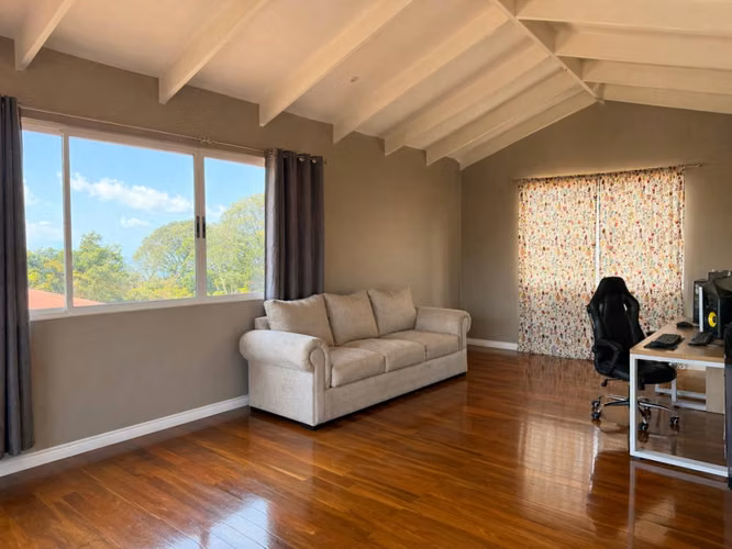 Venta de Casa con amplio terreno en San Isidro, Heredia