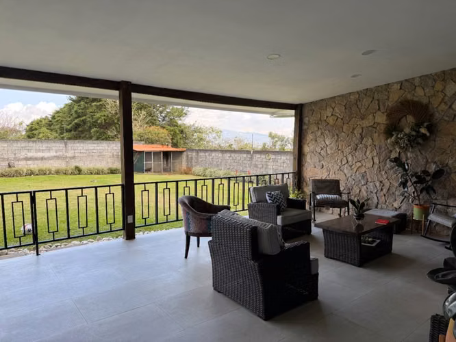 Venta de Casa con amplio terreno en San Isidro, Heredia