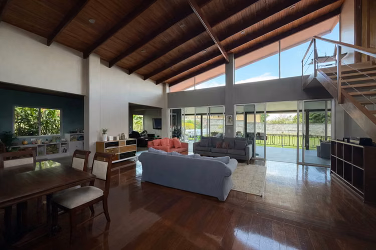 Venta de Casa con amplio terreno en San Isidro, Heredia