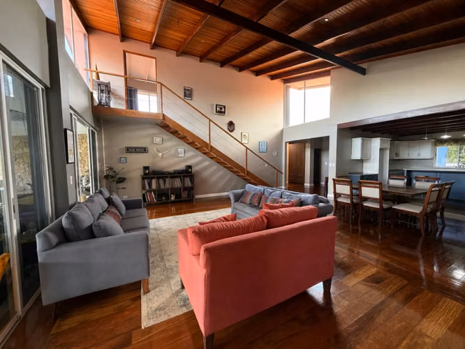 Venta de Casa con amplio terreno en San Isidro, Heredia