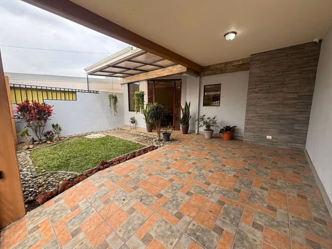 Amplia Casa en Residencial Los Geranios con Seguridad 24/7 y Excelente Ubicación