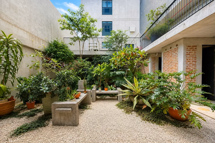 VENTA O ALQUILER | ESTUDIO EQUIPADO CON PARQUEO EN URBN ESCALANTE - Imagen 9