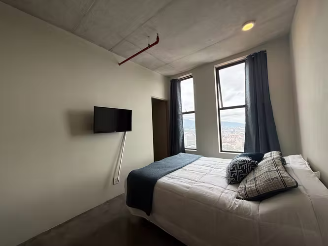 VENTA O ALQUILER | ESTUDIO EQUIPADO CON PARQUEO EN URBN ESCALANTE - Imagen 3