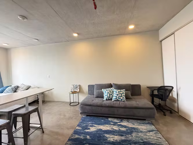 VENTA O ALQUILER | ESTUDIO EQUIPADO CON PARQUEO EN URBN ESCALANTE - Imagen 2