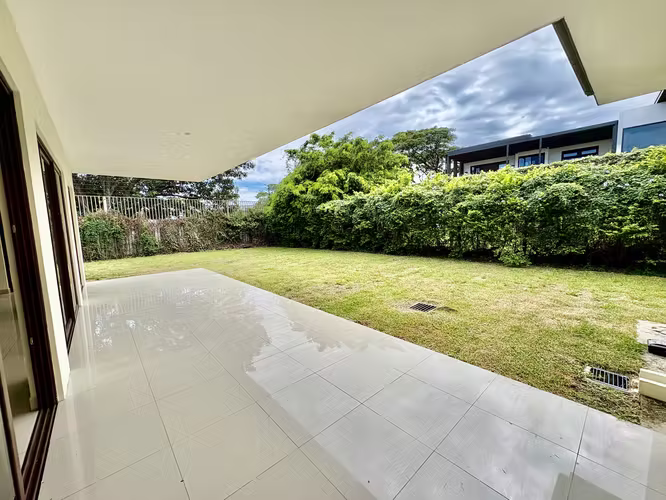 SANTA ANA LINDORA! MODERNA CASA RENOVADA DE UNA SOLA PLANTA Y AMPLIO JARDIN