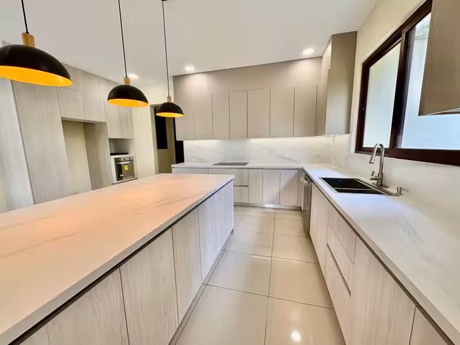 SANTA ANA LINDORA! MODERNA CASA RENOVADA DE UNA SOLA PLANTA Y AMPLIO JARDIN