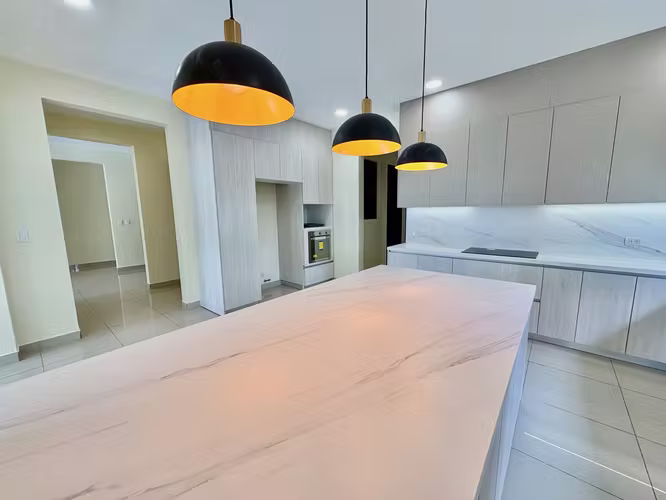 SANTA ANA LINDORA! MODERNA CASA RENOVADA DE UNA SOLA PLANTA Y AMPLIO JARDIN
