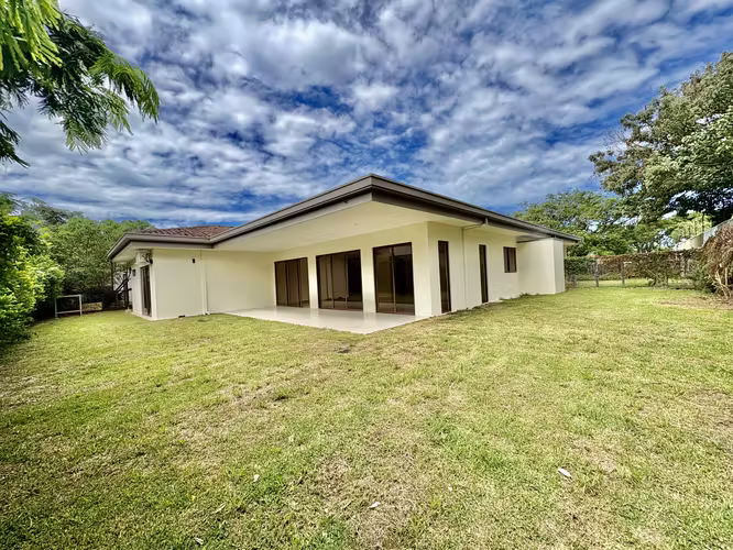 SANTA ANA LINDORA! MODERNA CASA RENOVADA DE UNA SOLA PLANTA Y AMPLIO JARDIN