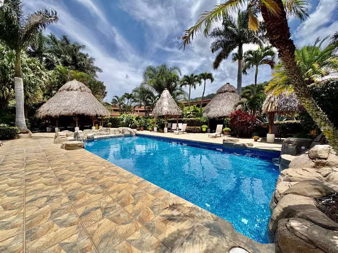 POZOS DE SANTA ANA! CASA DE UNA SOLA PLANTA DE 2 HAB/2BAÑOS, TERRAZA,1PARQUEO
