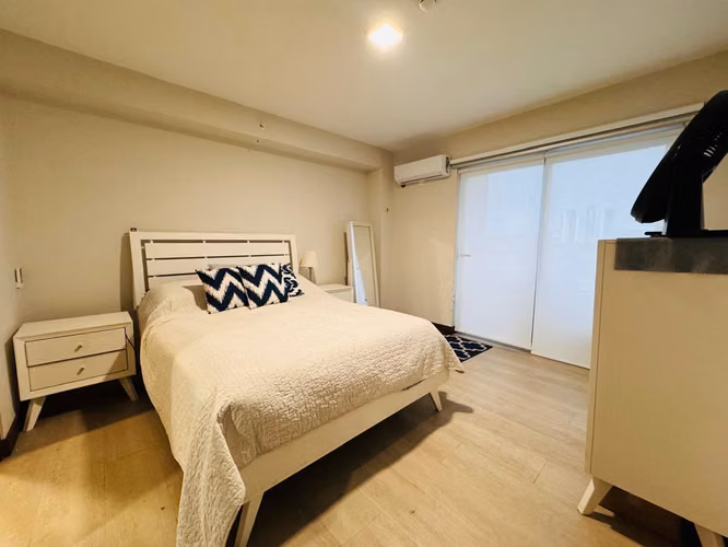 Se alquila apartamento amueblado en condominio en La Uruca con amenidades