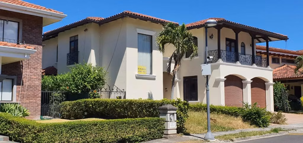 Residencia Colonial de Lujo en Valle del Sol, Santa Ana - 4DOR/3.5BA - 450 m2