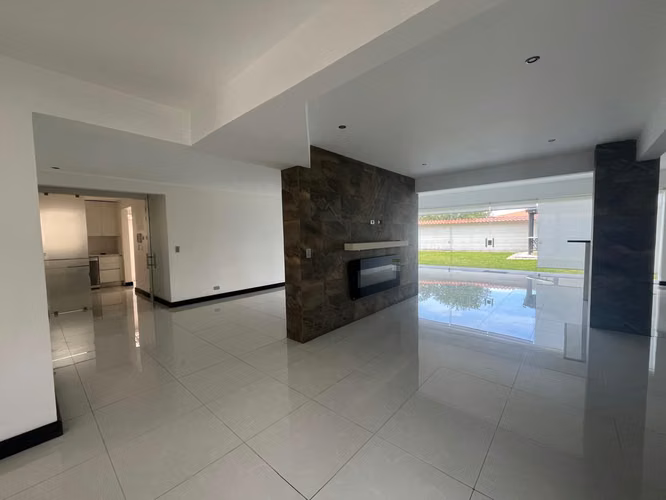 Venta Casa Amplia en Residencial - Curridabat ID 5988